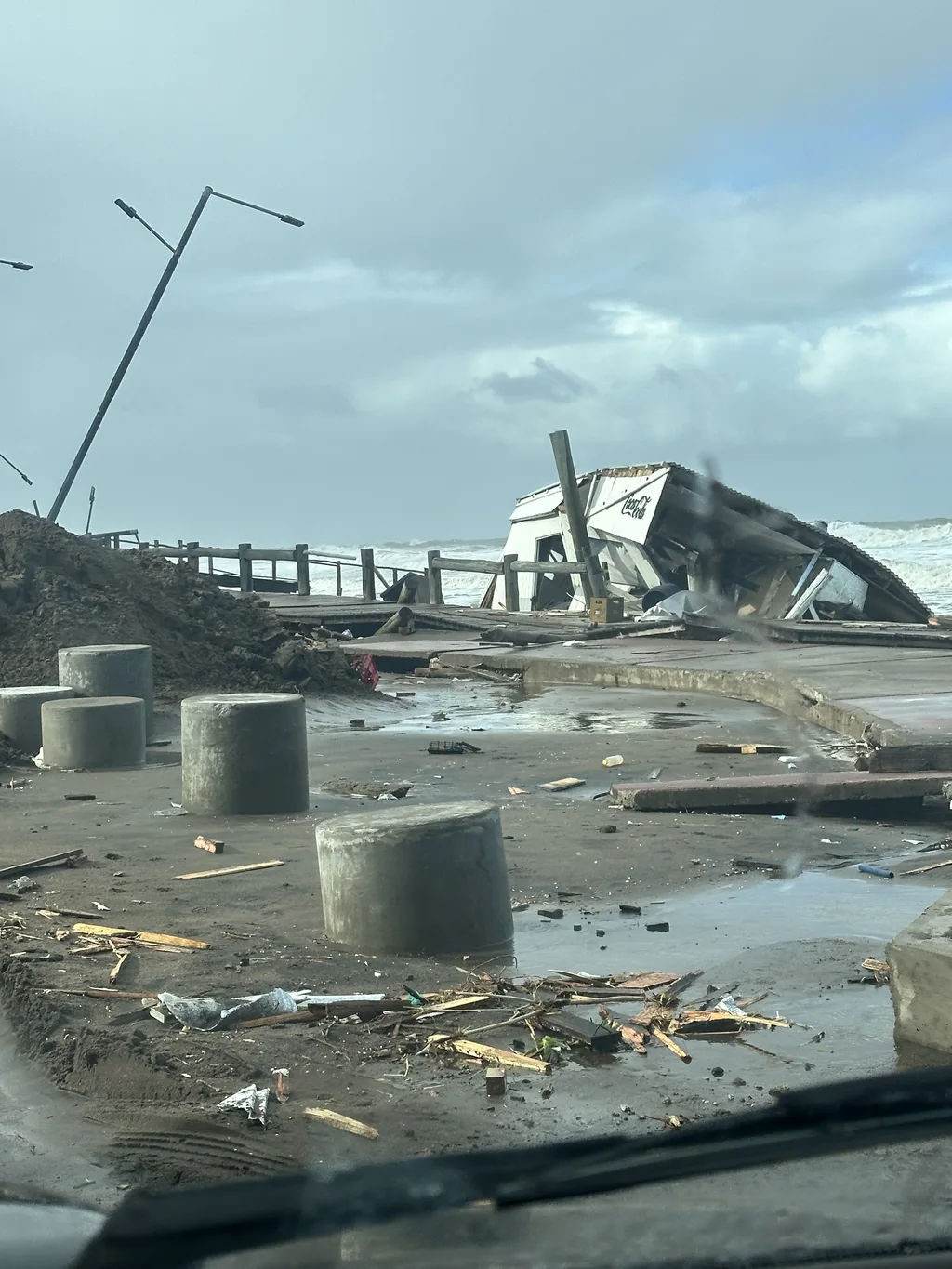 Frente costero de Monte Hermoso el 9 de mayo: pavimento roto, luminarias inclinadas y una estructura junto al mar dañada.