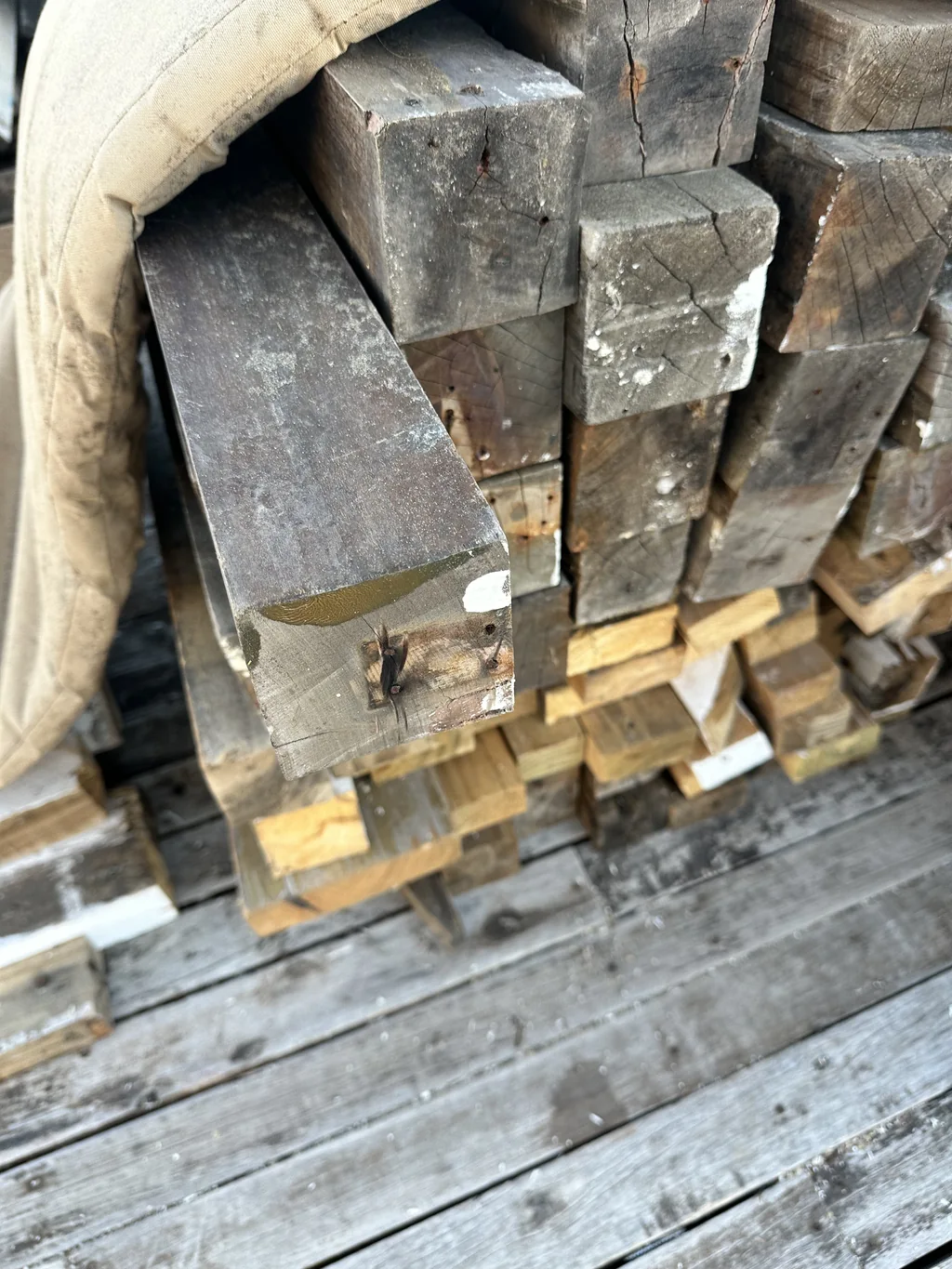 Detalle de piezas de madera apiladas sobre el deck de SHANTI, fotografiadas el 2 de mayo antes del temporal.